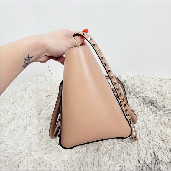 Valentino Garavani Vitello rockstud leather small bag in taupe/tan EUC - Picture 4 of 16